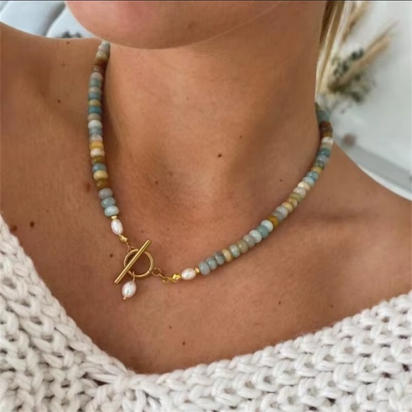 Elegant Beaded Freshwater Pearl Necklace with Gold Clasp - Picture 4 of 6